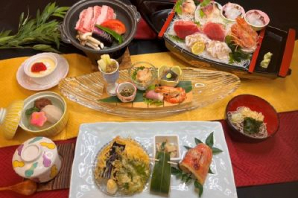 【夕食一例※内容は季節により異なります】<br />
GW・お盆・年末年始期間限定特別夕食