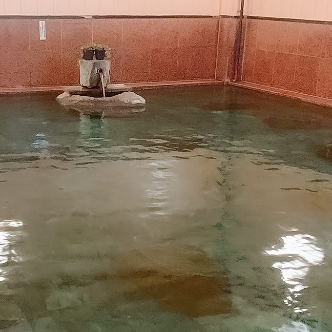 かけ流しの薬石ラドン温泉